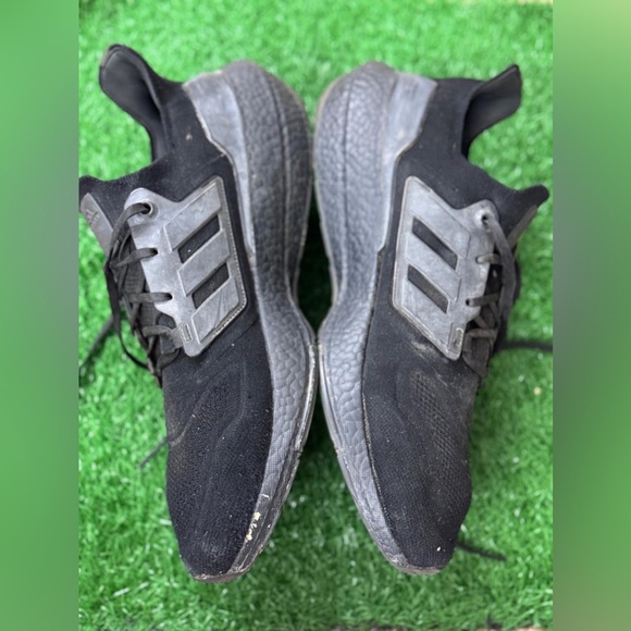 Adidas Ultra Boost 22
Triple Black Size‎ 17 - Picture 6 of 8